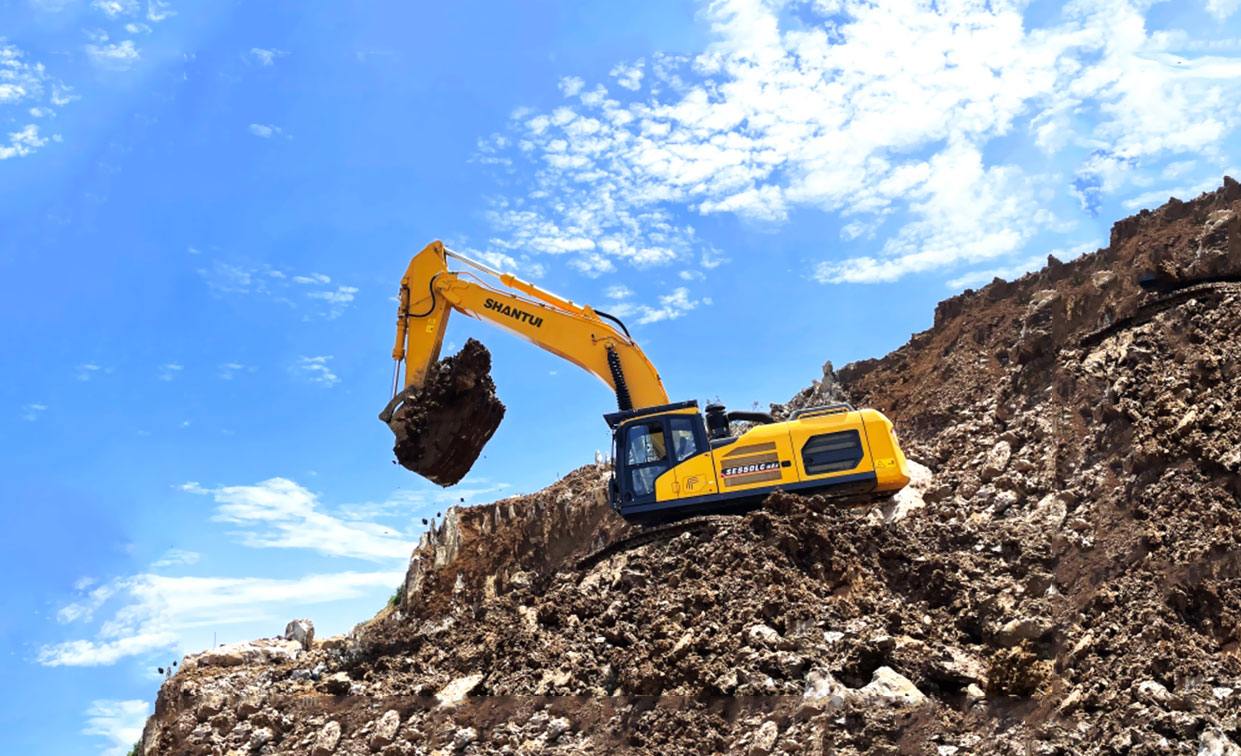 Shantui SE550LC work on a mining site in Cambodia. 