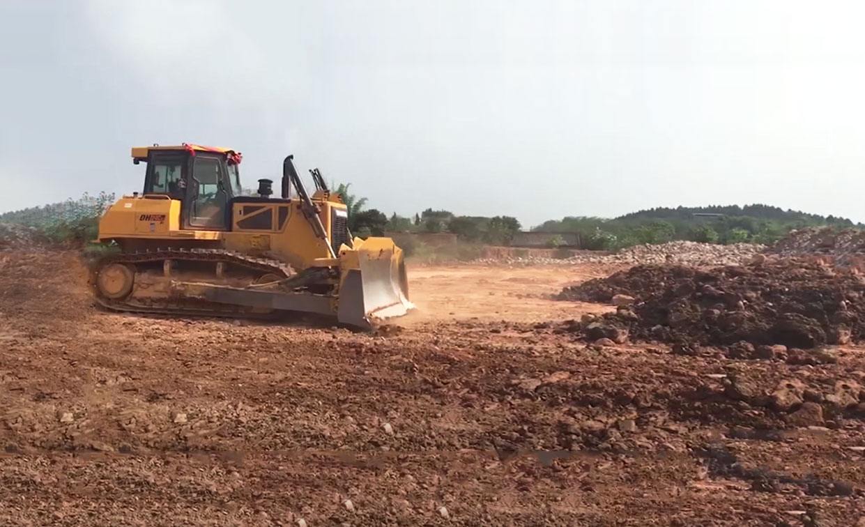 SHANTUI BULLDOZER  WORKS IN EARTHMOVING CONDITION