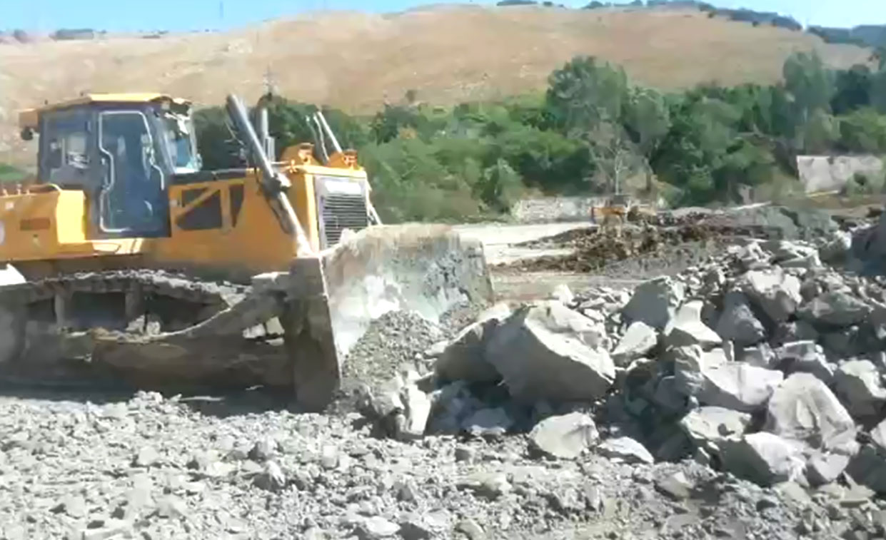 DH24-C2 bulldozer for earthwork stripping and backfill in an open pit mine